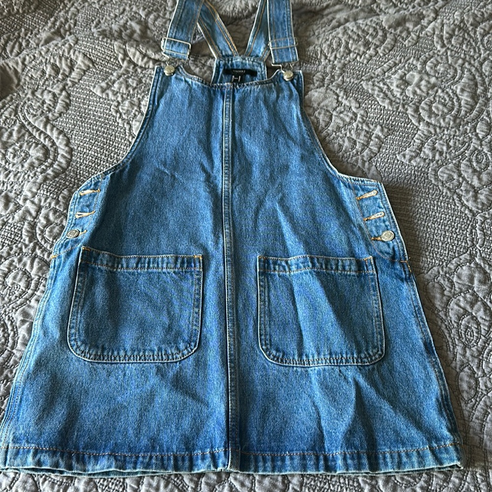 Denim skirt jumper size medium.  Forever 21.